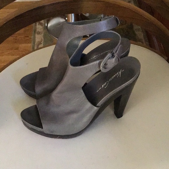 Size 7.5 M Kenneth Cole gray heels - Picture 2 of 5